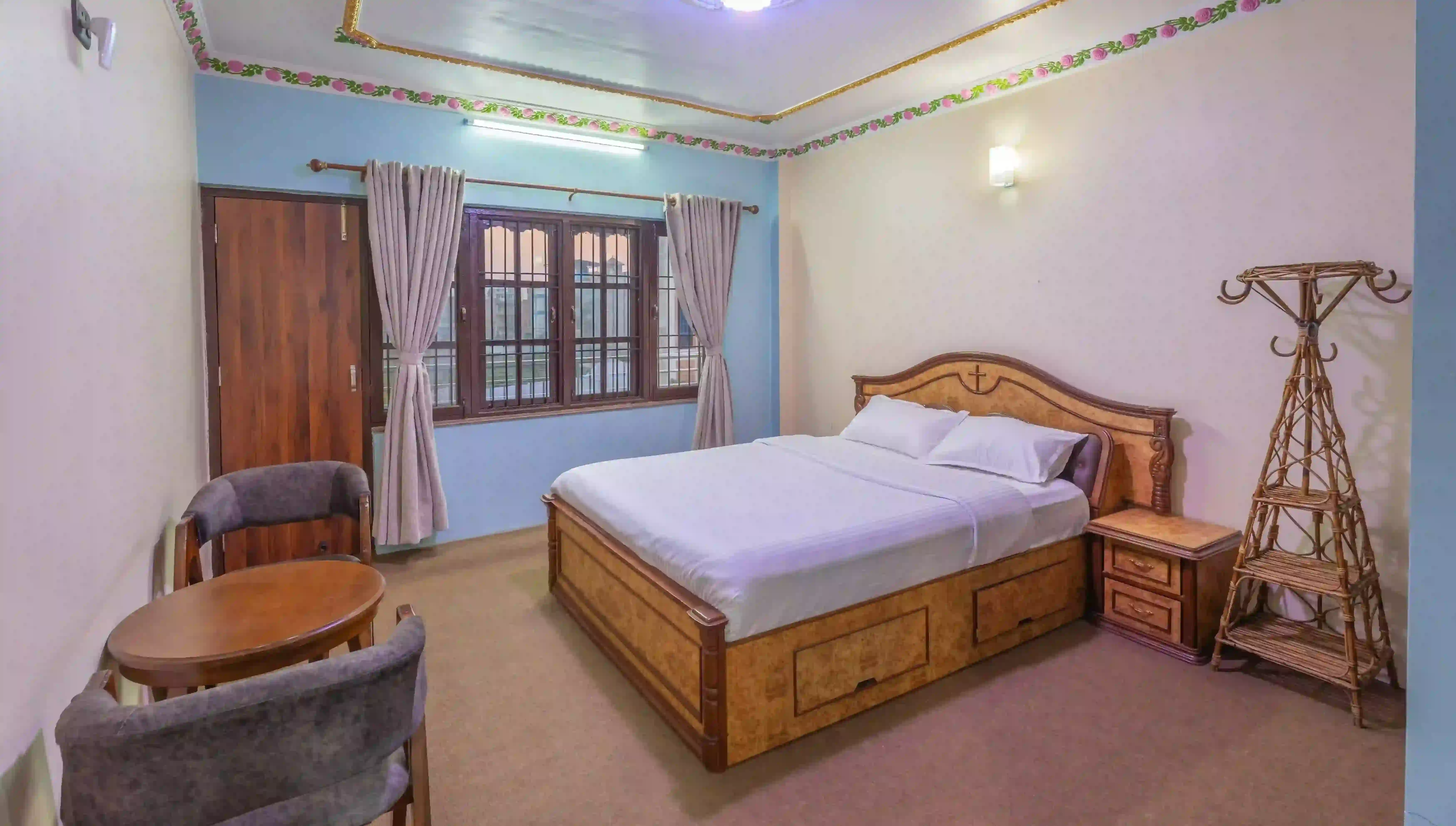 Spacious master bedroom suite at Aananda Homestay